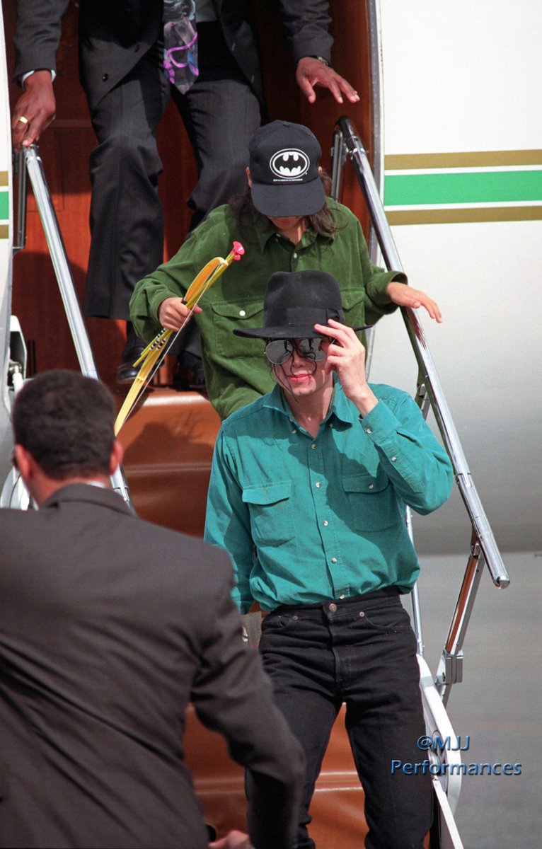 Mjjperformances's tweet photo. [HQ] July 13, 1992, Michael arrives in Oslo, Norway to perform a concert on July 15.

#MichaelJackson #Kingofpop #dangerousworldtour #mjfan #kultur #celebrities #popmusic #oslo #children #airport #persons #norway #soulbrothers #mjjinocent https://t.co/vkx53y4R63