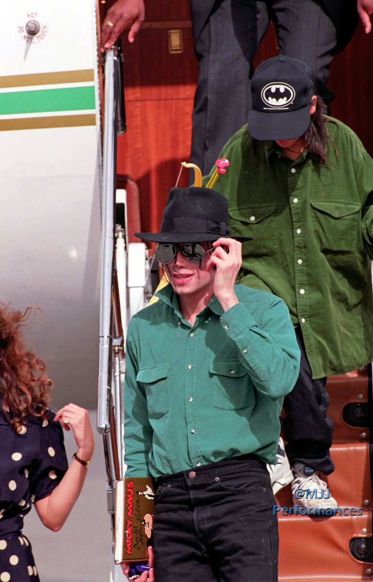 Mjjperformances's tweet photo. [HQ] July 13, 1992, Michael arrives in Oslo, Norway to perform a concert on July 15.

#MichaelJackson #Kingofpop #dangerousworldtour #mjfan #kultur #celebrities #popmusic #oslo #children #airport #persons #norway #soulbrothers #mjjinocent https://t.co/vkx53y4R63
