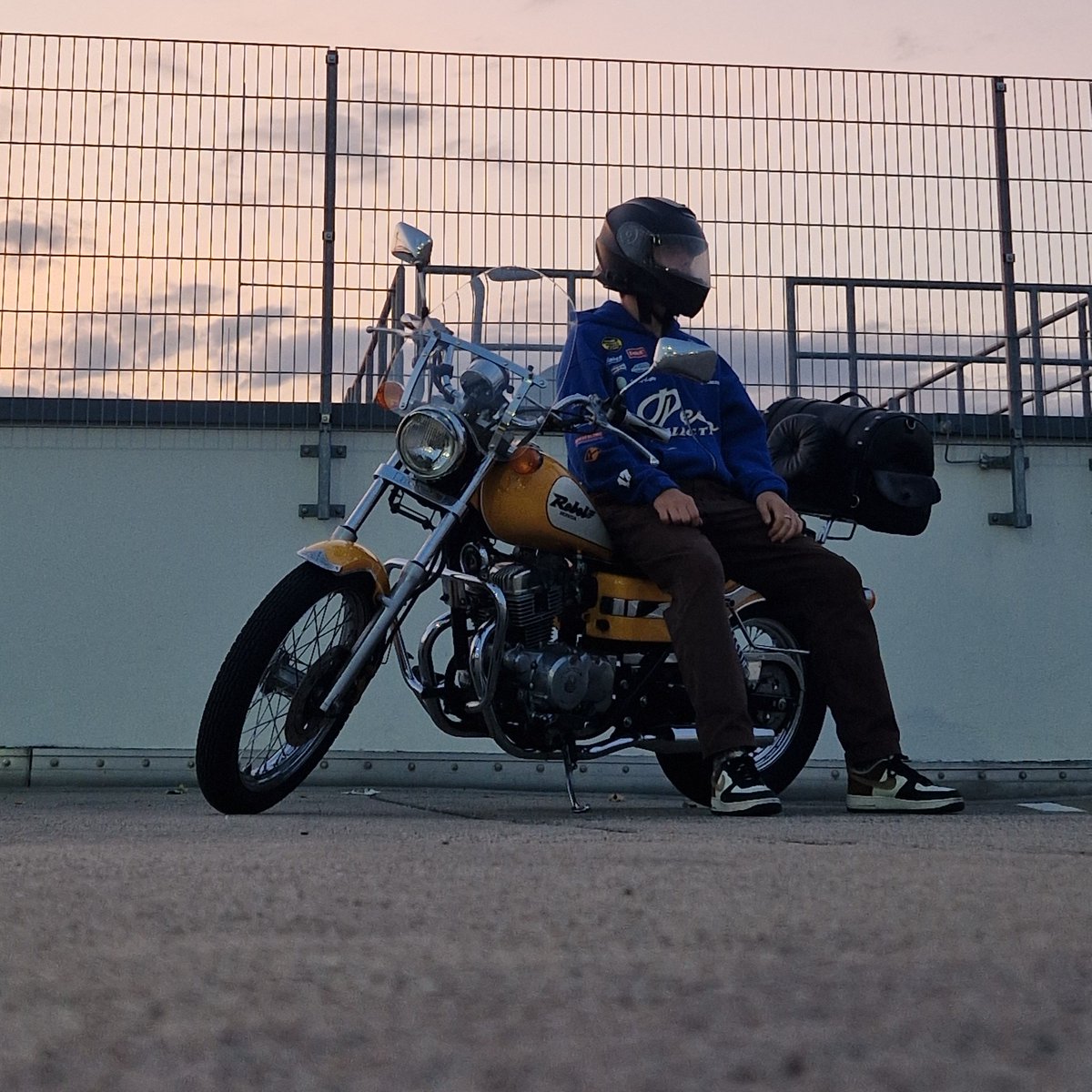 Moeldesi tweet media