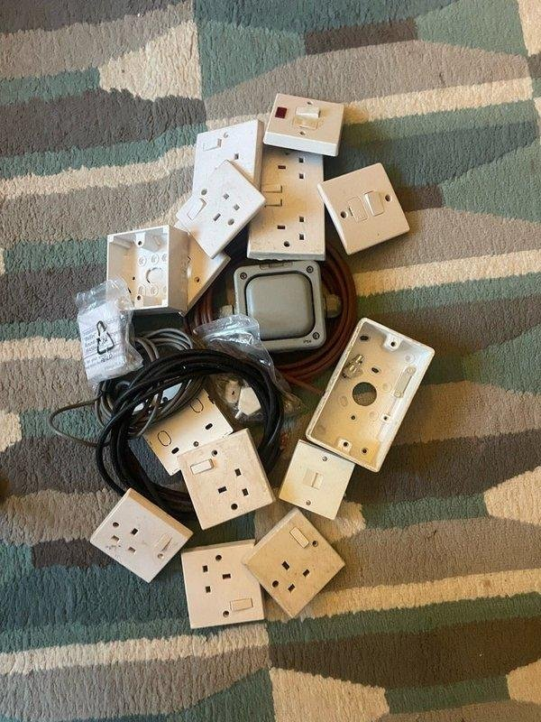 HenfieldFreegle's tweet photo. OFFER: Electrical and coax items (Horsham) https://t.co/XnRwBvtO1E https://t.co/yJZS51Nw4j