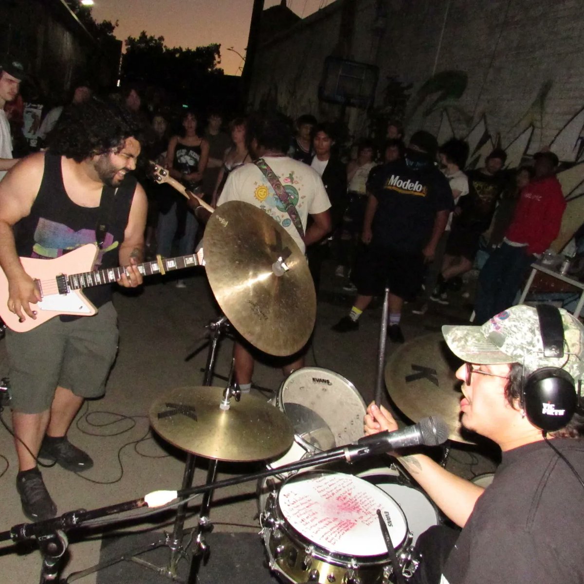 altfrogband's tweet photo. 7/9 Alley Guey https://t.co/BLgj5z5crd