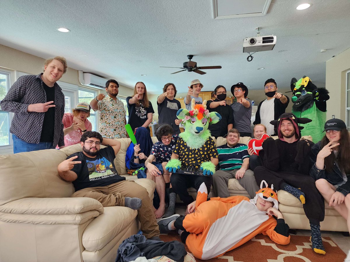 dj_hypofox's tweet image. Had such an amazing 10 days with everyone!! And running sets with the homie @russelbuck was so so so much fun.
I'm so thankful for all my friends 🥺💜