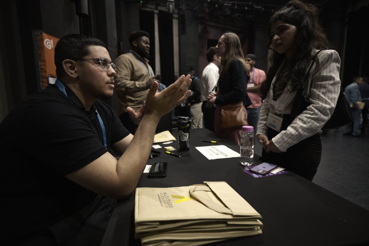 We'd like to extend a huge thank you to everyone who visited us and came to say hello to us today at the #BramptonVentureExpo! The future for innovative startups in our city is bright!

#AltitudeAccelerator #BramptonInnovationDistrict #BramptonMade