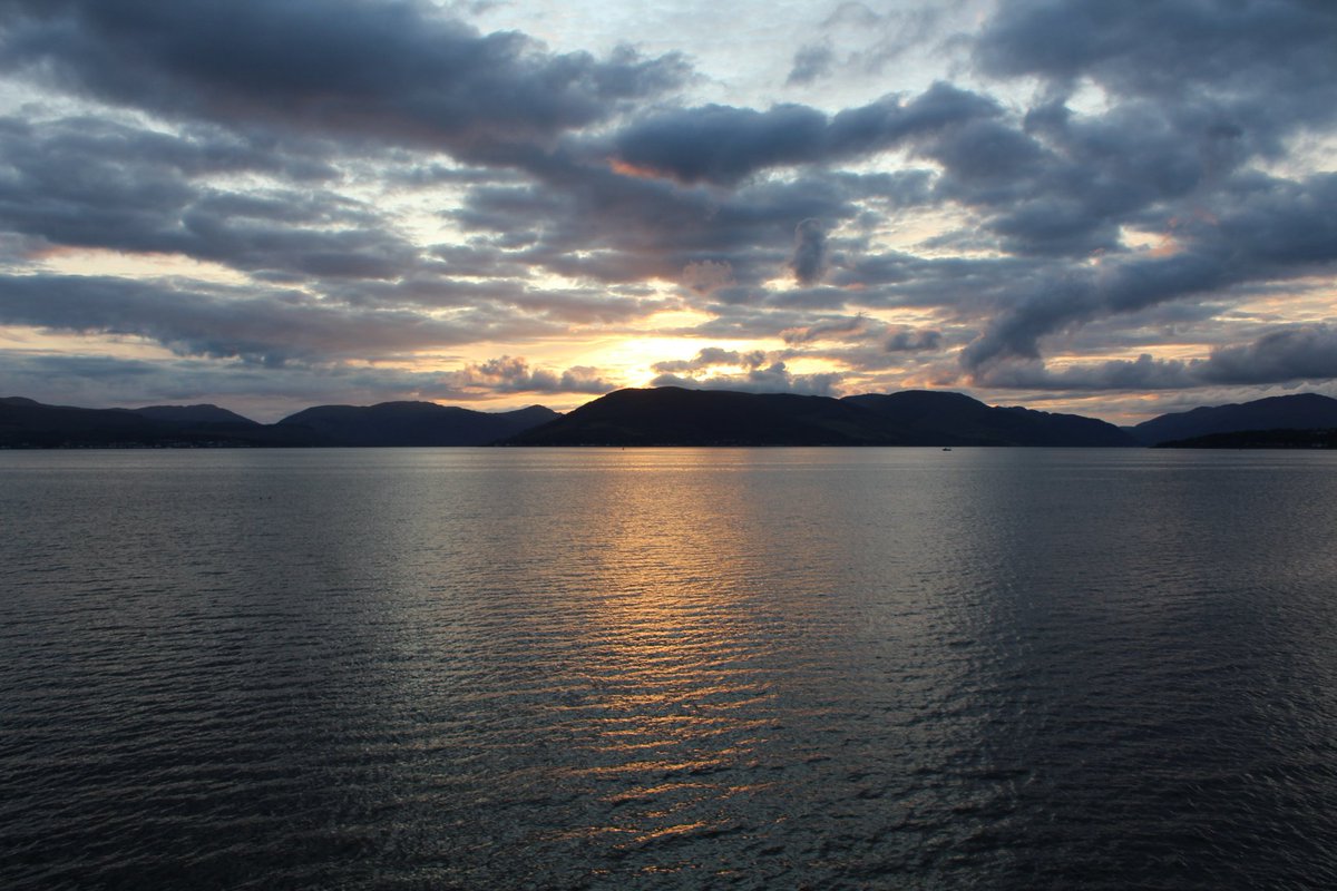 LearnerWcs's tweet photo. And a few from this evening - really nice light - and that must be the best fed seal on the river #AliCat #Waverley #sunset #FirthOfClyde #Gourock https://t.co/AOT5P8WpgF