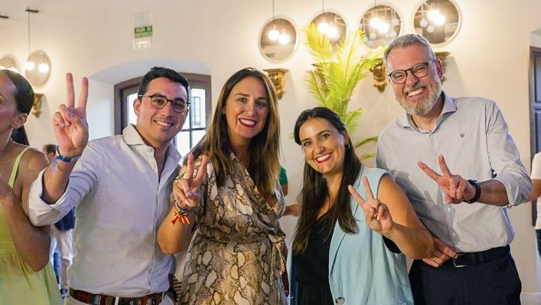 jcgarcia92's tweet image. 🚙💨 Terminamos el día en Puente Genil con el Presidente @JuanMa_Moreno y defendiendo el cambio político que necesita España. Un cambio que solo puede venir de la mano de @NunezFeijoo y del @ppopular 

#EsElMomento #VotaPP 🗳️