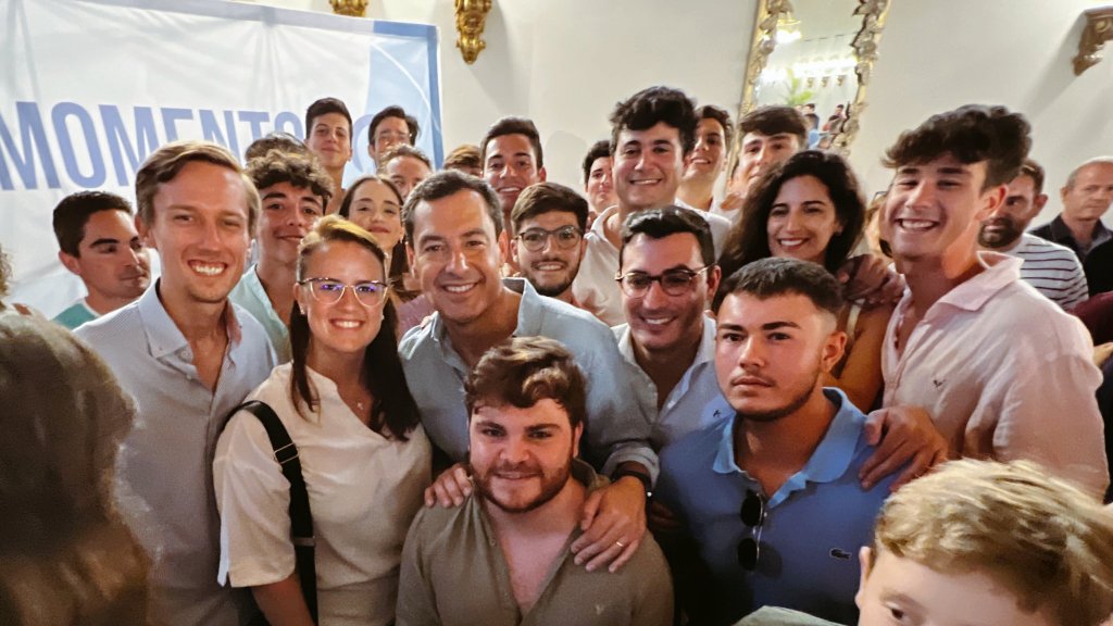 jcgarcia92's tweet image. 🚙💨 Terminamos el día en Puente Genil con el Presidente @JuanMa_Moreno y defendiendo el cambio político que necesita España. Un cambio que solo puede venir de la mano de @NunezFeijoo y del @ppopular 

#EsElMomento #VotaPP 🗳️