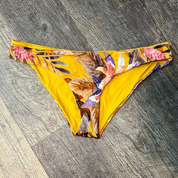 KiwiColored's tweet photo. So good I had to share! Check out all the items I'm loving on @Poshmarkapp #poshmark #fashion #style #shopmycloset #lspace: https://t.co/pEwXNHkSTr https://t.co/GI5hFj55nz