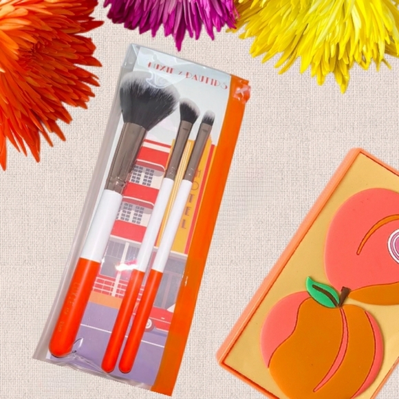 PoshStory's tweet photo. So good I had to share! Check out all the items I'm loving on @Poshmarkapp #poshmark #fashion #style #shopmycloset #luxie #esteelauder: https://t.co/vYY3b01fzj https://t.co/ytlMDI5H7e
