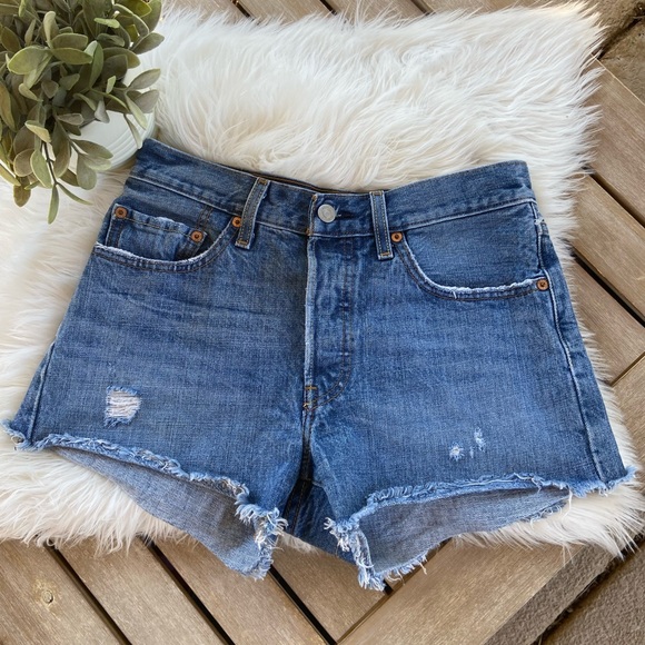 ResaleStl's tweet photo. So good I had to share! Check out all the items I'm loving on @Poshmarkapp #poshmark #fashion #style #shopmycloset #levis: https://t.co/6rig02U1Kk https://t.co/yUdISuQYqS