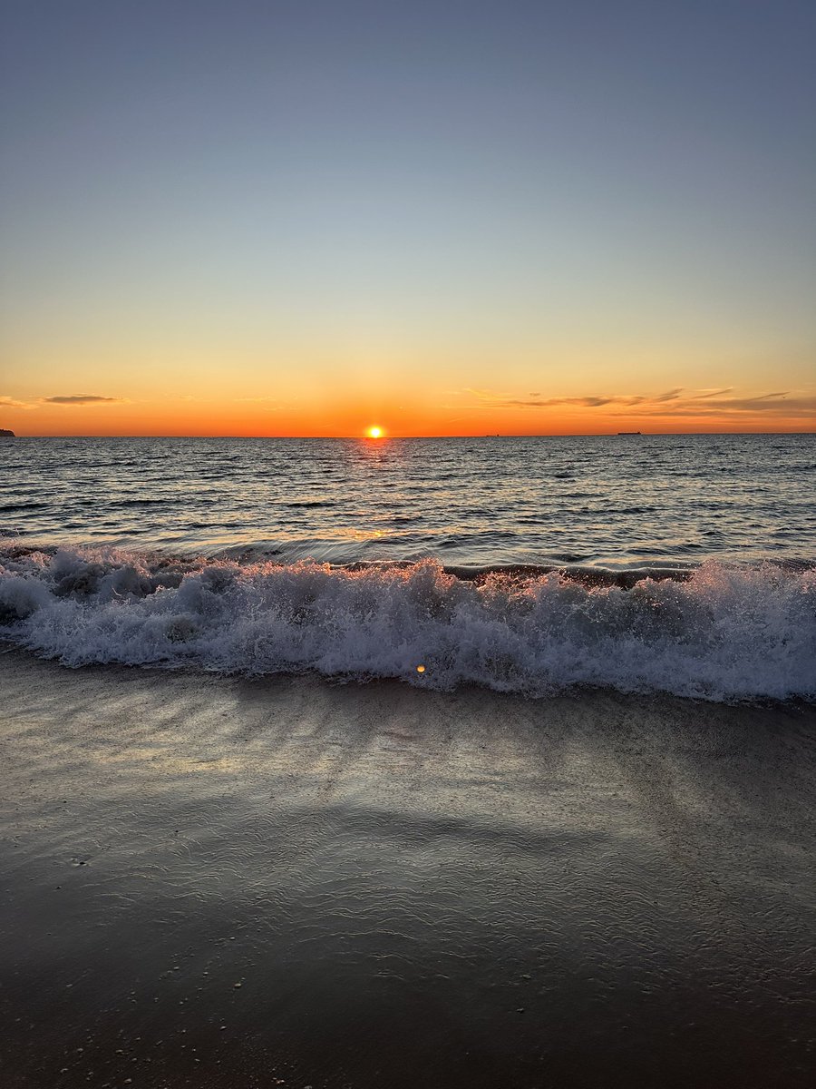 Friday! Get some. 

#Sunrise #SaltTherapy #WinterSwim #Blackies