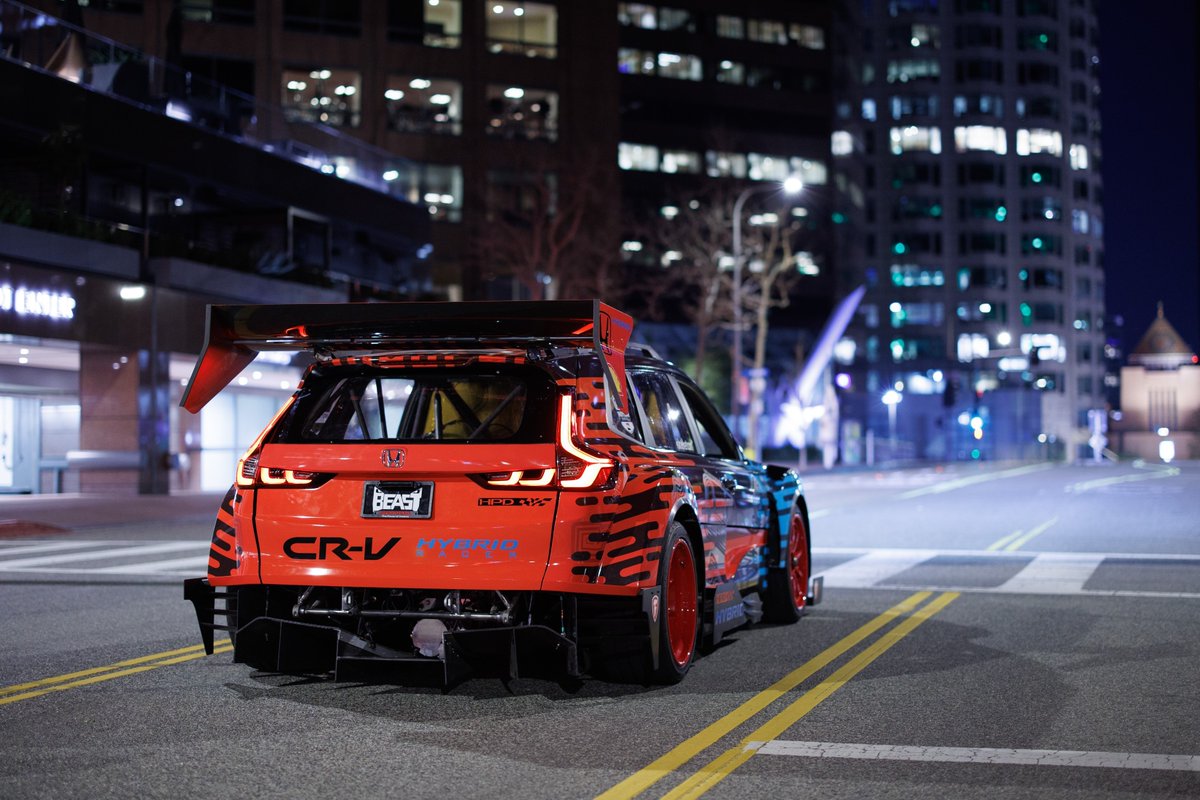 EncoreHonda's tweet photo. Préparez-vous à être éblouis par le CR-V Hybride Racer, le VUS le plus impressionnant que vous n'ayez jamais vu!🏁🚙

Ce monstre de puissance cache un moteur de IndyCar sous son capot, mais garde tout le confort et l’efficacité du CR-V Hybride. 

Comment est-ce possible?🤔 

C... https://t.co/kEFdMZXNBO