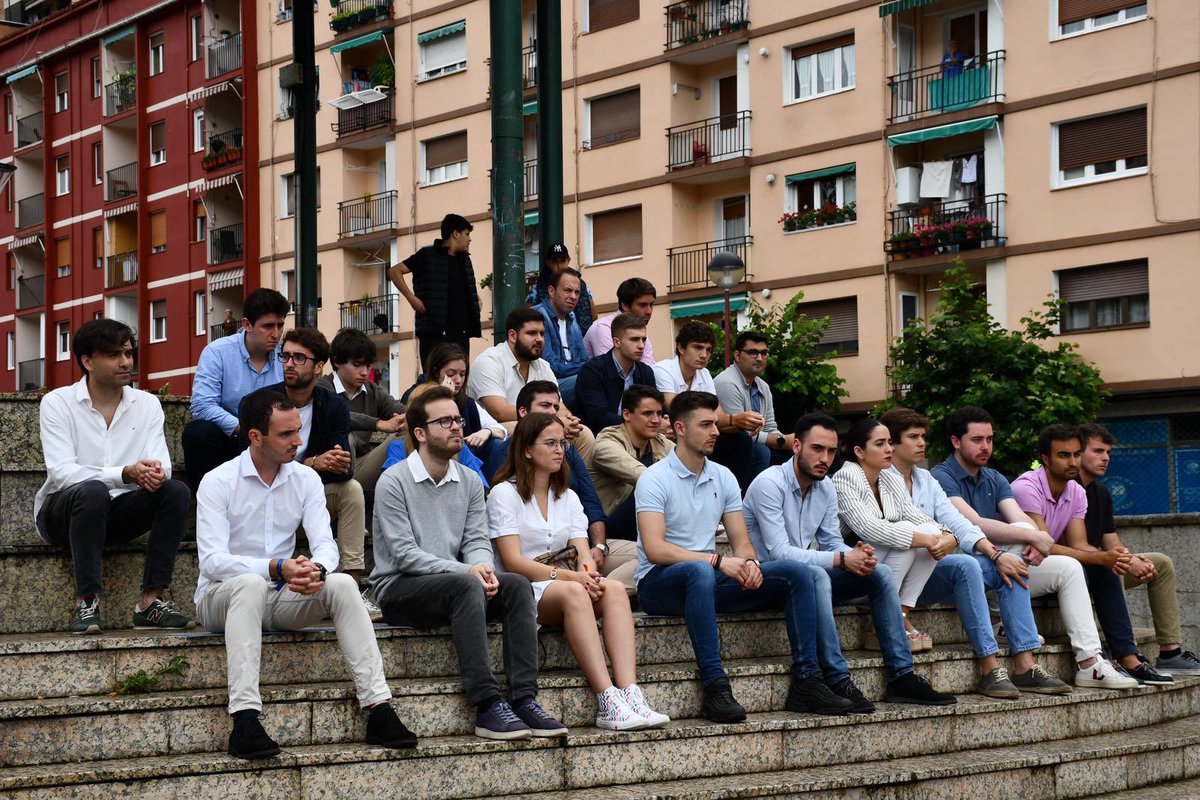 NNGG_Asturias's tweet photo. Frente a los que quieren blanquear el terrorismo, nuestro deber es mantener el espíritu de Ermua 🖐🏻

Acompañando al presidente @NunezFeijoo y a los compañeros de @NNGGPaisVasco @PPVasco en el homenaje a Miguel Ángel Blanco. https://t.co/DxAkVpUtx0
