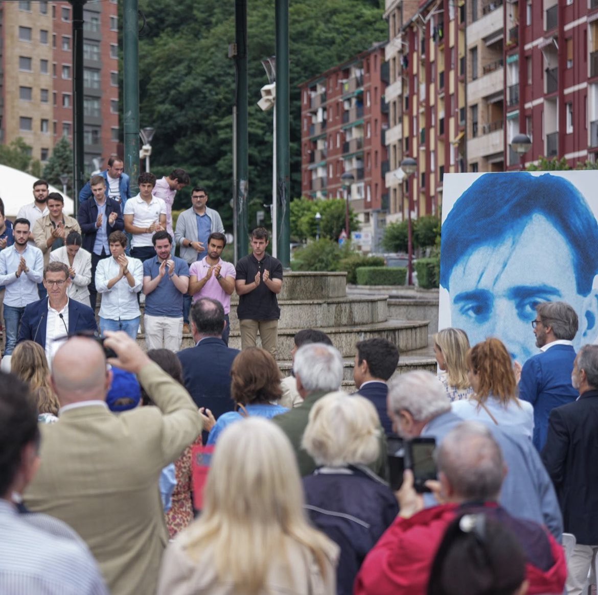 NNGG_Asturias's tweet photo. Frente a los que quieren blanquear el terrorismo, nuestro deber es mantener el espíritu de Ermua 🖐🏻

Acompañando al presidente @NunezFeijoo y a los compañeros de @NNGGPaisVasco @PPVasco en el homenaje a Miguel Ángel Blanco. https://t.co/DxAkVpUtx0