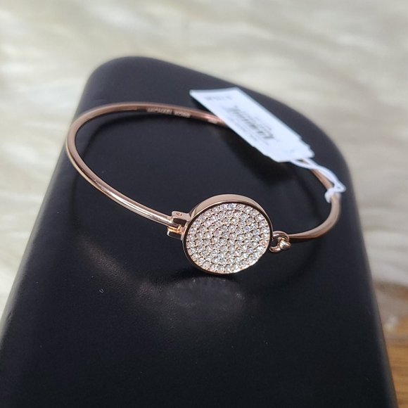 platnyms's tweet photo. So good I had to share! Check out all the items I'm loving on @Poshmarkapp #poshmark #fashion #style #shopmycloset #michaelmichaelkors: https://t.co/zlLkEkP9Jy https://t.co/8Y2PnBYfO2