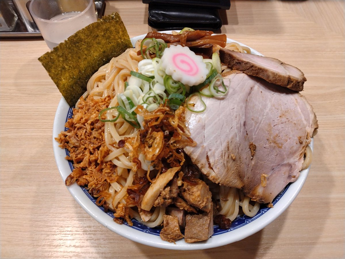 mamegonbe1's tweet photo. 麺や六等星
冷やし油そば塩(普通の大？)

中華そばと迷うも、未食の冷やし油そばを😉
水で〆た飲める麺が、もちもち感もあり新たな１面を見た感じ💡
謎の油だがあっさりして食べ飽きない

最後は節がめっちゃ効いたスープ投入、ラーメン風に😋
スープ旨いなあ😋

しかし、隣の方の量がハンパない😙 https://t.co/CSQWQoJJ3a