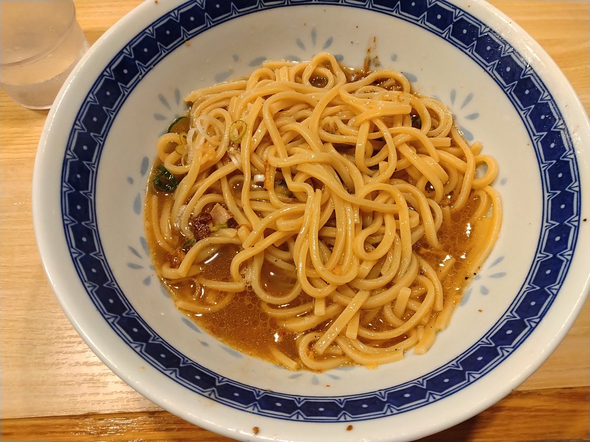 mamegonbe1's tweet photo. 麺や六等星
冷やし油そば塩(普通の大？)

中華そばと迷うも、未食の冷やし油そばを😉
水で〆た飲める麺が、もちもち感もあり新たな１面を見た感じ💡
謎の油だがあっさりして食べ飽きない

最後は節がめっちゃ効いたスープ投入、ラーメン風に😋
スープ旨いなあ😋

しかし、隣の方の量がハンパない😙 https://t.co/CSQWQoJJ3a