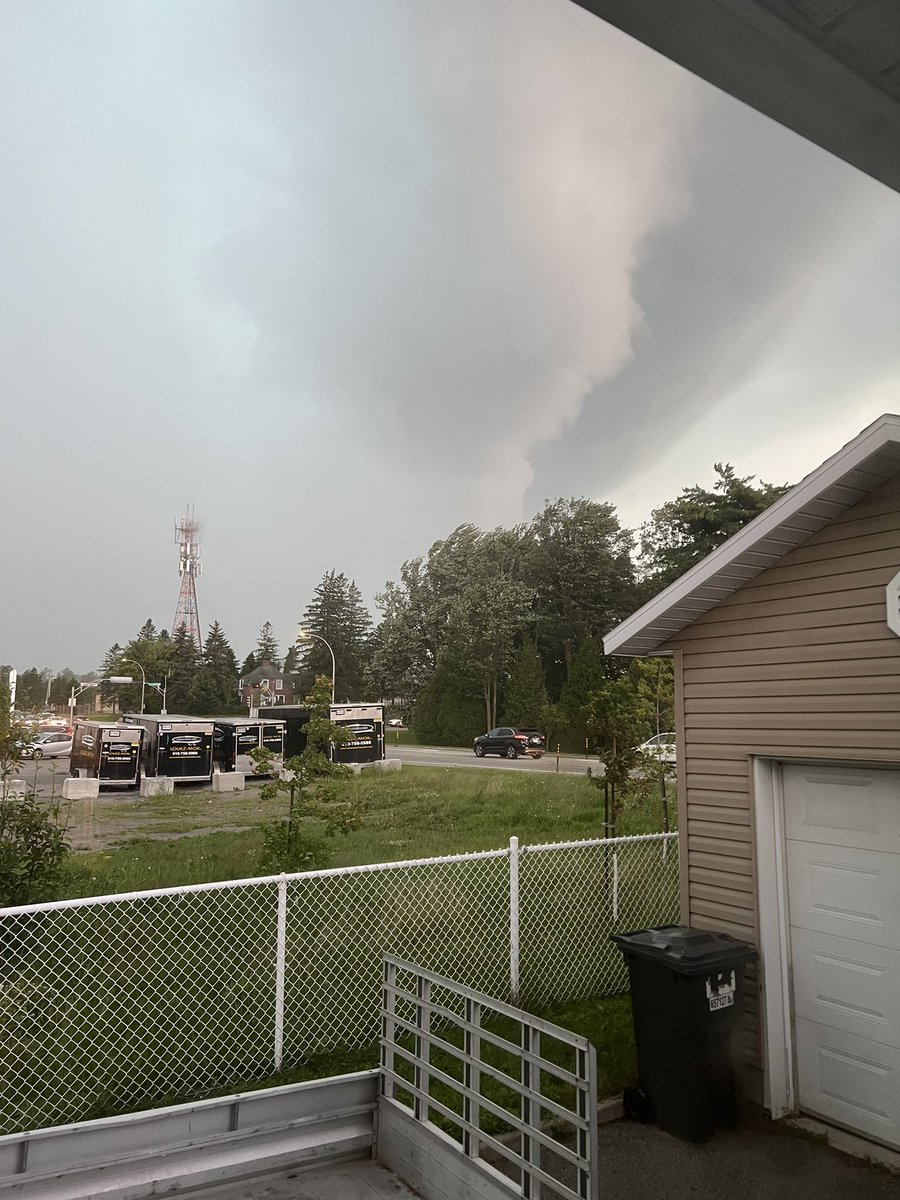 Diane_Barrette's tweet photo. Pas beau de suite sur mes trois rivières!
#TroisRivieres 
#Alerte 
#Tornade 
@tvanouvelles https://t.co/NIjHKSxBZv