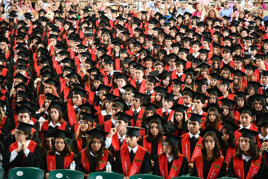 SegobCoahuila's tweet photo. En representación del Gobernador @mrikelme, El Secretario de Gobierno @F_DeLasFuentes estuvo presente en la Ceremonia de Graduación de la Generación CLVI del glorioso Ateneo Fuente. ¡Enhorabuena para las y los 641 alumnos que culminaron sus estudios de educación media superior! https://t.co/ddvmGuXO8V