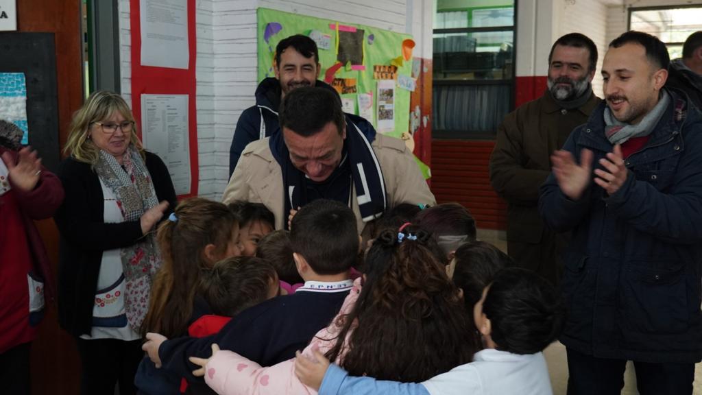 CaffaroOsvaldoR's tweet photo. En el marco del Prog. Municipal #MiEscuela, hoy entregamos en 13 establecimientos educativos mobiliarios y juegos, cumpliendo así el compromiso asumido en mayo. Agradezco a los directivos de las escuelas y las cooperadoras por la labor que realizan. Siempre vamos a acompañarlos. https://t.co/0PY598FPLp