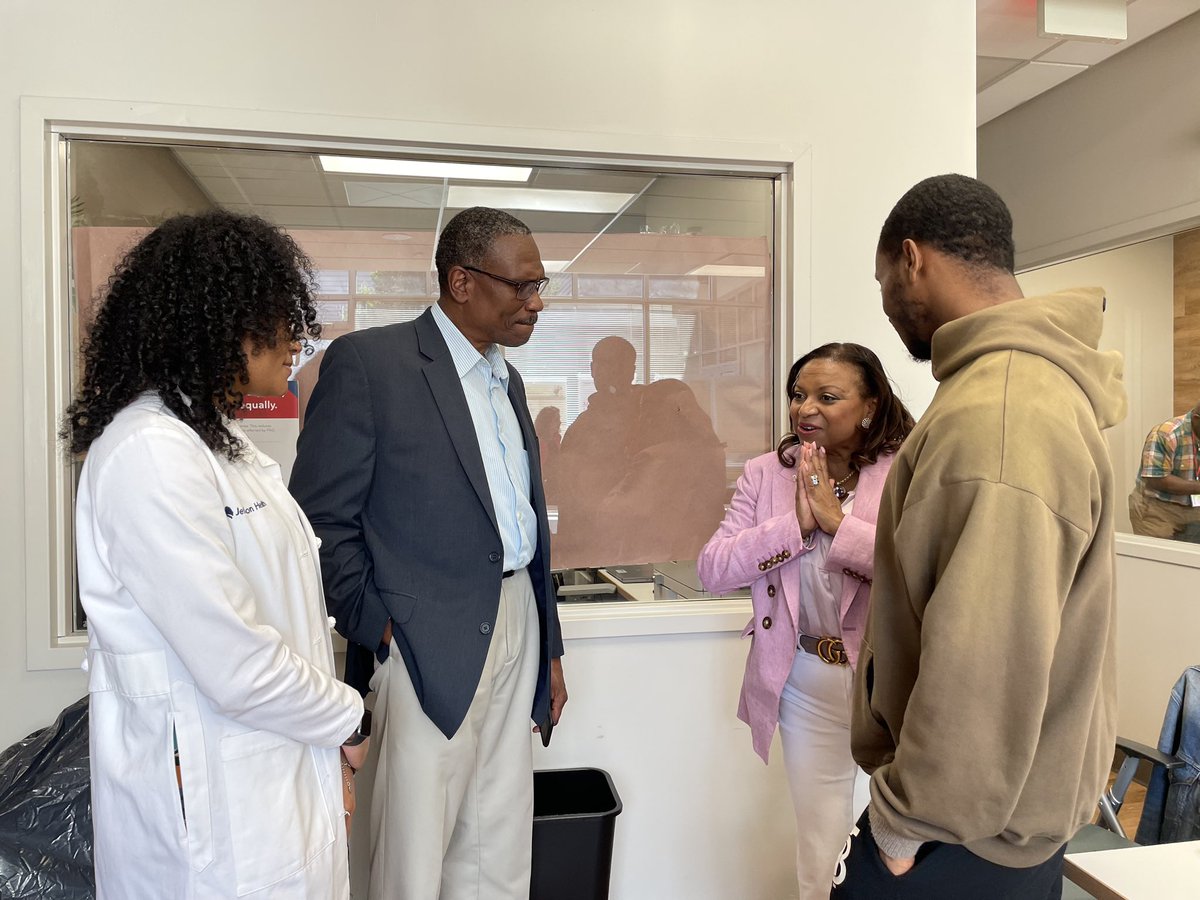 curly_in_stem's tweet photo. Giving back to my community is truly my passion & such an honor to be able to do. A few weeks ago, I had the pleasure of being on a panel discussion at a @ZEROCancer event at the Fraizer Center . #zerocancer #prostatecancer #communityoutreach https://t.co/29IiBHkkZM