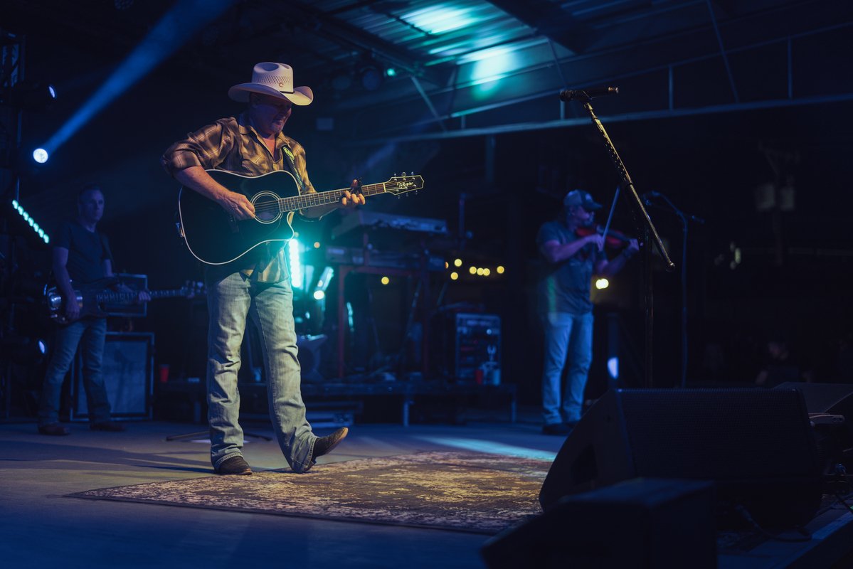 tracy_lawrence's tweet photo. Headed down south for this weekends shows. Kicking it off in Mississippi tonight, then to Louisiana, and down to Texas. Who's coming? 👇 https://t.co/XqQ4oqPOqu