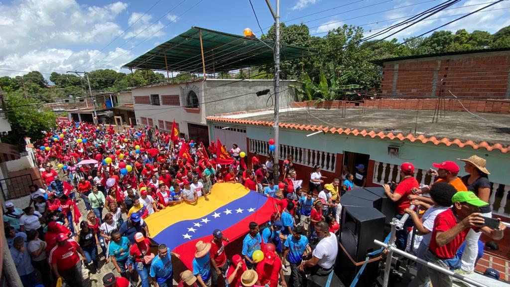 mippci_ven's tweet photo. ¡Pueblo de los Valles del Tuy en #UniónRevolucionaria! Que las calles de Santa Lucía y de Venezuela continúen desbordándose de la dignidad, conciencia, valor y coraje de las y los venezolanos que permanecen en pie de lucha. 🇻🇪 https://t.co/gpDtRCD1xu
