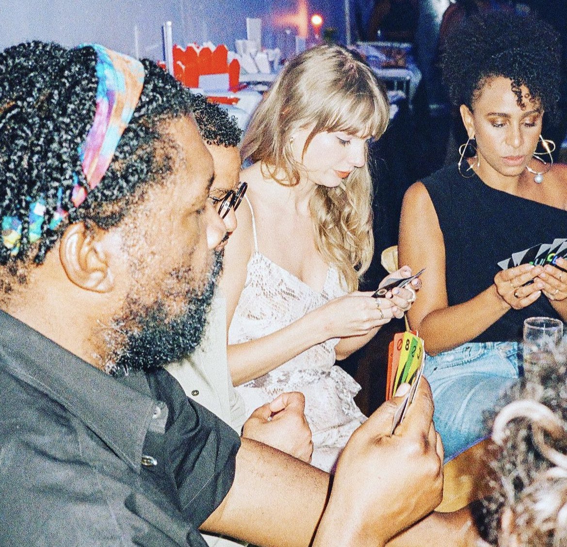 sudeikiston's tweet photo. NOW HOLD ON… JASON SUDEIKIS AND TAYLOR SWIFT PLAYING UNO 🧍🏻‍♀️ https://t.co/hf5cyMoJgw