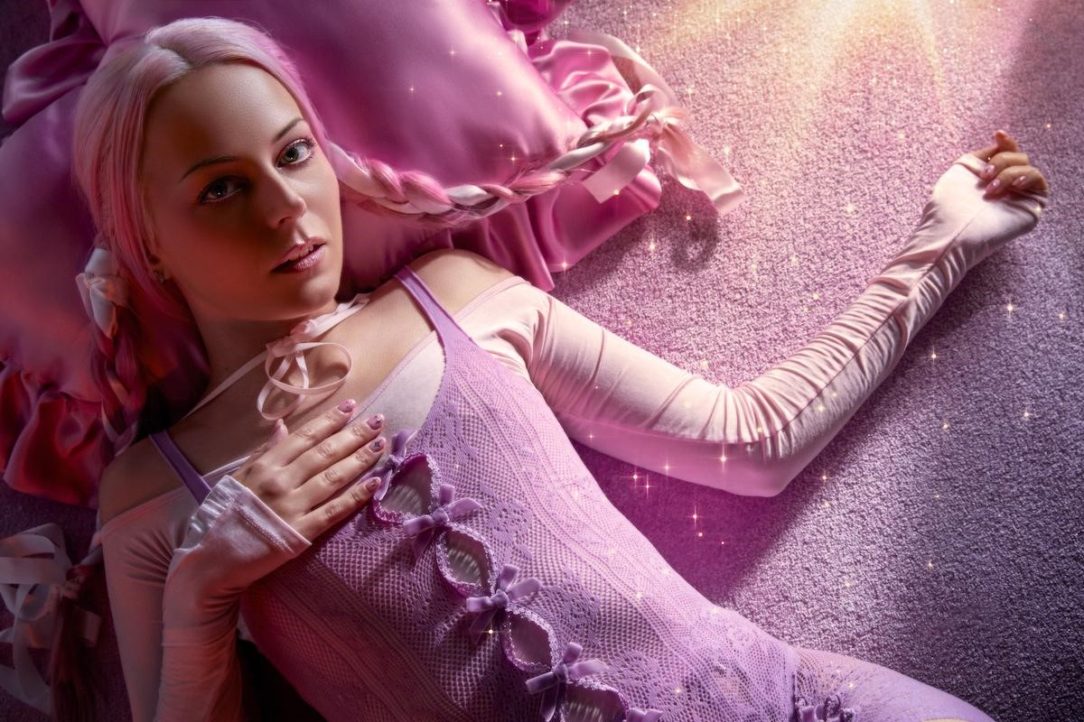 EHollywood's tweet photo. Wall-to-Wall Inspiration: Hannah Diamond Drops Catchy Bubble Gum Pop Anthem on Affirmation-Writing Craze! https://t.co/K6K4Vhmnut via @EHollywood https://t.co/sFqJ2Rga54