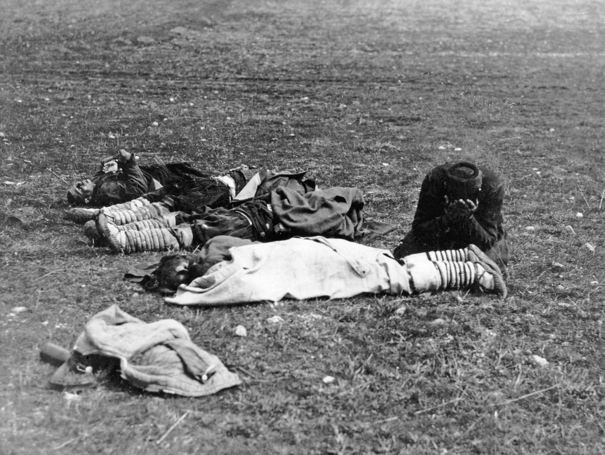 Edirne'de Bulgarlar tarafından infaz edilen oğlunun naaşı başında ağlayan bir Türk baba 1912-13
Fotoğrafta ellerin infaz öncesinde bağlandığı görülüyor.