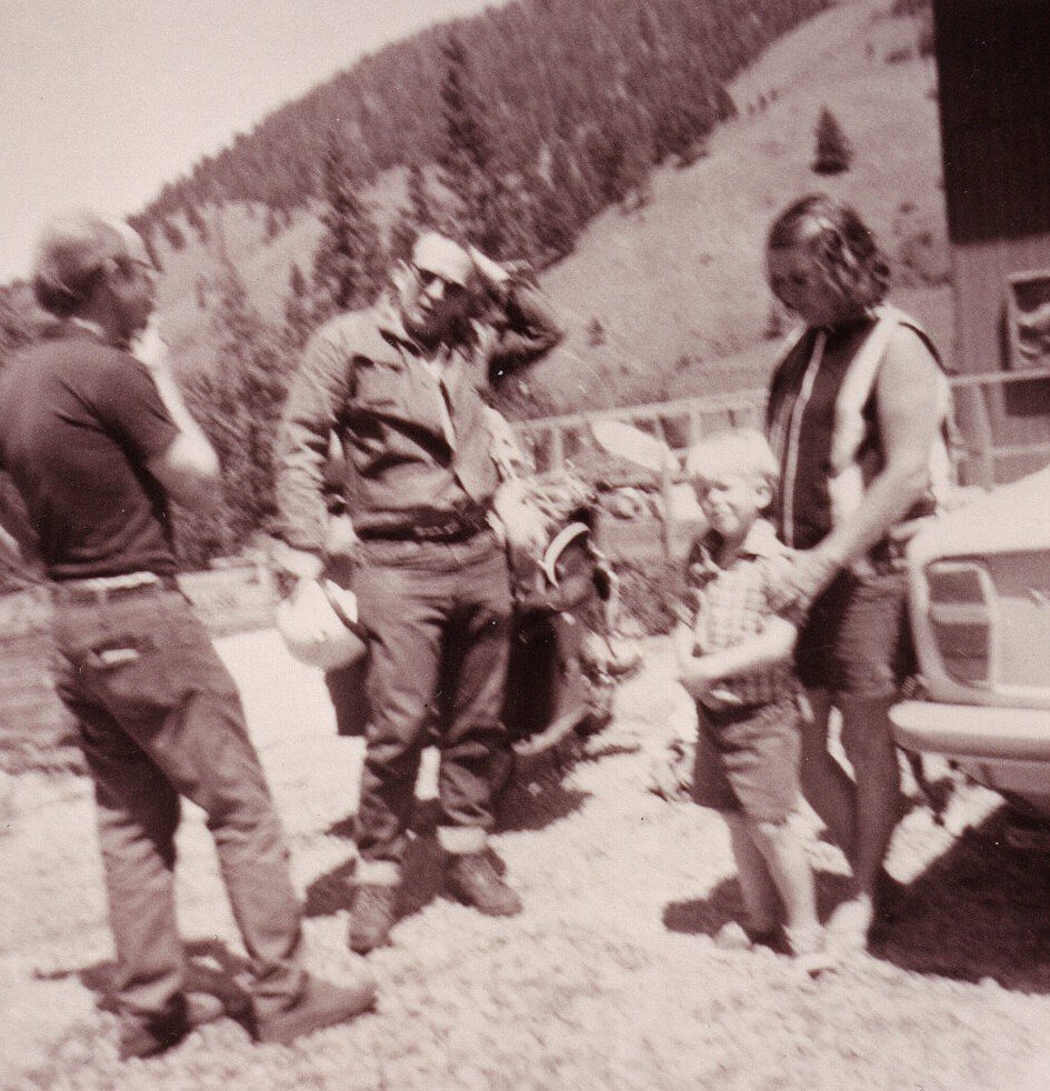 ZmmQuality's tweet photo. #RobertDeWeese, #JohnSutherland &amp; #GennieDeweese chat upon arrival at #DeWeese homestead in #CottonwoodCanyon, #GallatinGateway, #Montana.  #Vintagephoto by #RobertMPirsig.  #JulyRetrace #ZenandtheArtofMotorcycleMaintenance https://t.co/9MKw5FFsjD