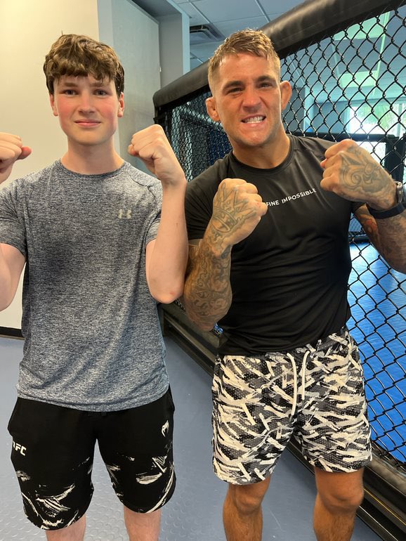 FightsMemory's tweet photo. MMAニュース📝

がんと闘う少年は夢を叶えた✨💎

メイク・ア・ウィッシュ（難病と闘う子供の持つ夢の実現を手伝う団体）はがんと闘うオールデン・カリー（17歳）の願いを叶えた。

彼の願いはダスティン・ポイエーに会うことだった。ダスティンとATTの他のメンバーは、オールデンと一日を共にした🤝

#UFC #ダスティンポイエー