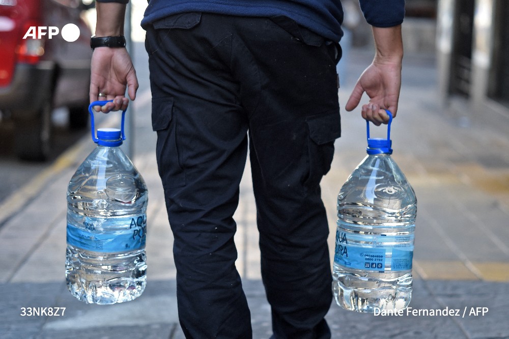 afpfr's tweet photo. 🇺🇾Les autorités uruguayennes dérivent sur plus de 13 km de canalisations une rivière pour remplir l'unique réservoir d'alimentation de la capitale, quasiment à sec, qui menace de priver Montevideo d'eau potable #AFP 

➡️ https://t.co/C6ekphnYoI
✍️Paso Valdez https://t.co/ahEZWp942T