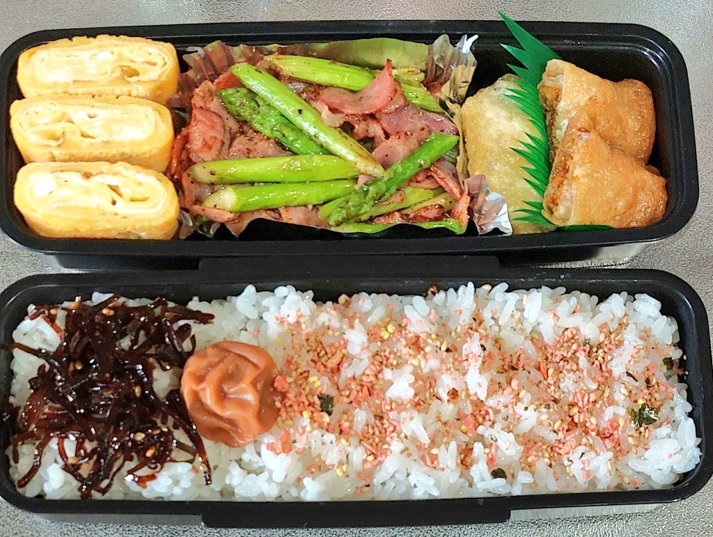 今日のお弁当‼️✨

やっぱり卵焼きがあると一段と『お弁当』って感じがするね⁉️(゜∀゜)
アスパラベーコンは巻かずに炒めると手間が省けて良し✨
ん?
そう言えば漫画にも描いたわ(笑) 