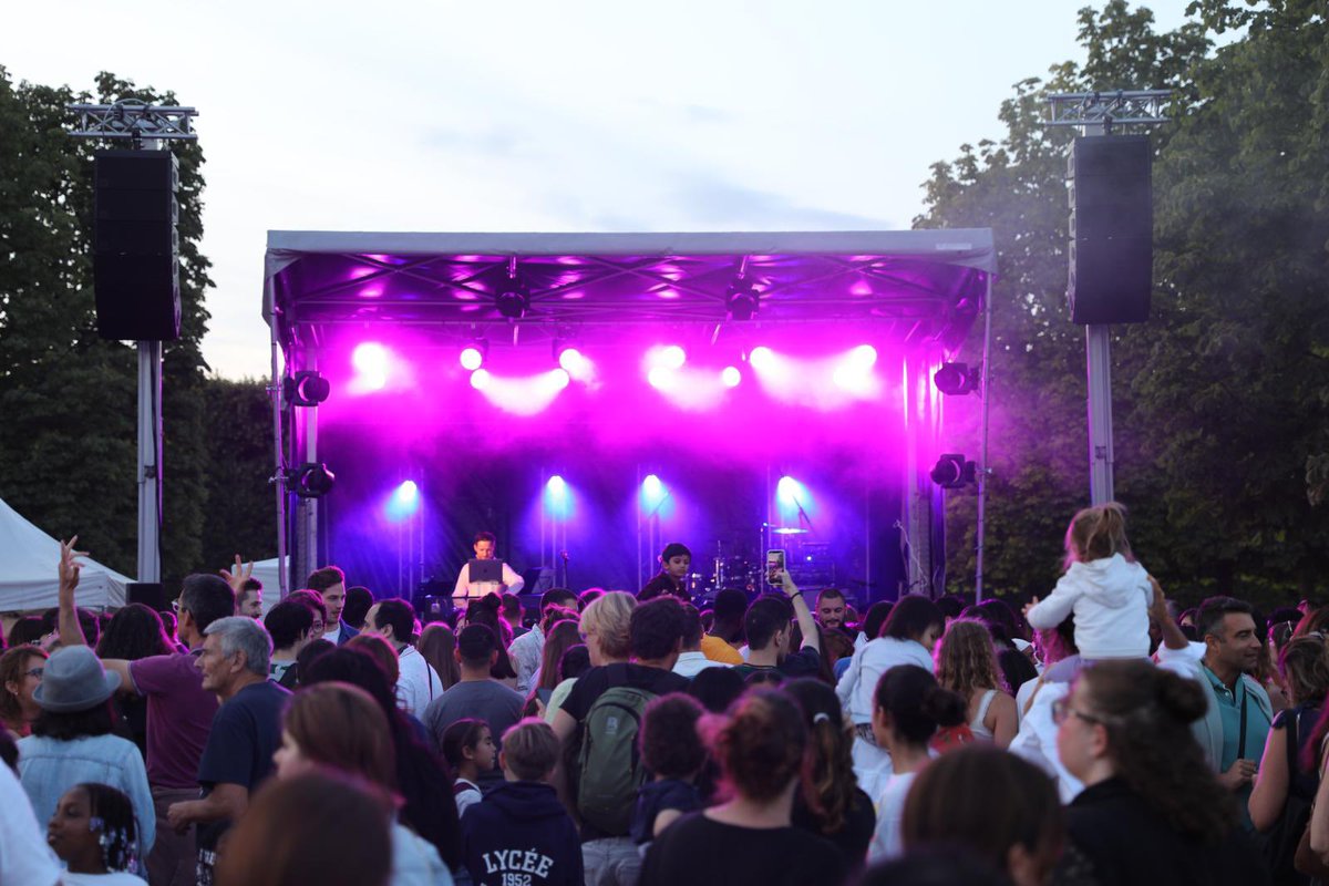 Arnaud_Pericard's tweet photo. Les festivités du 13 juillet étaient placées sous le signe de la convivialité et de la bonne humeur. 🇫🇷

Concert, bal et feu d’artifice étaient au programme de la soirée. 🎆

Merci à toutes et à tous de vous être joints à nous pour célébrer cette soirée. https://t.co/cna8qAZJNV