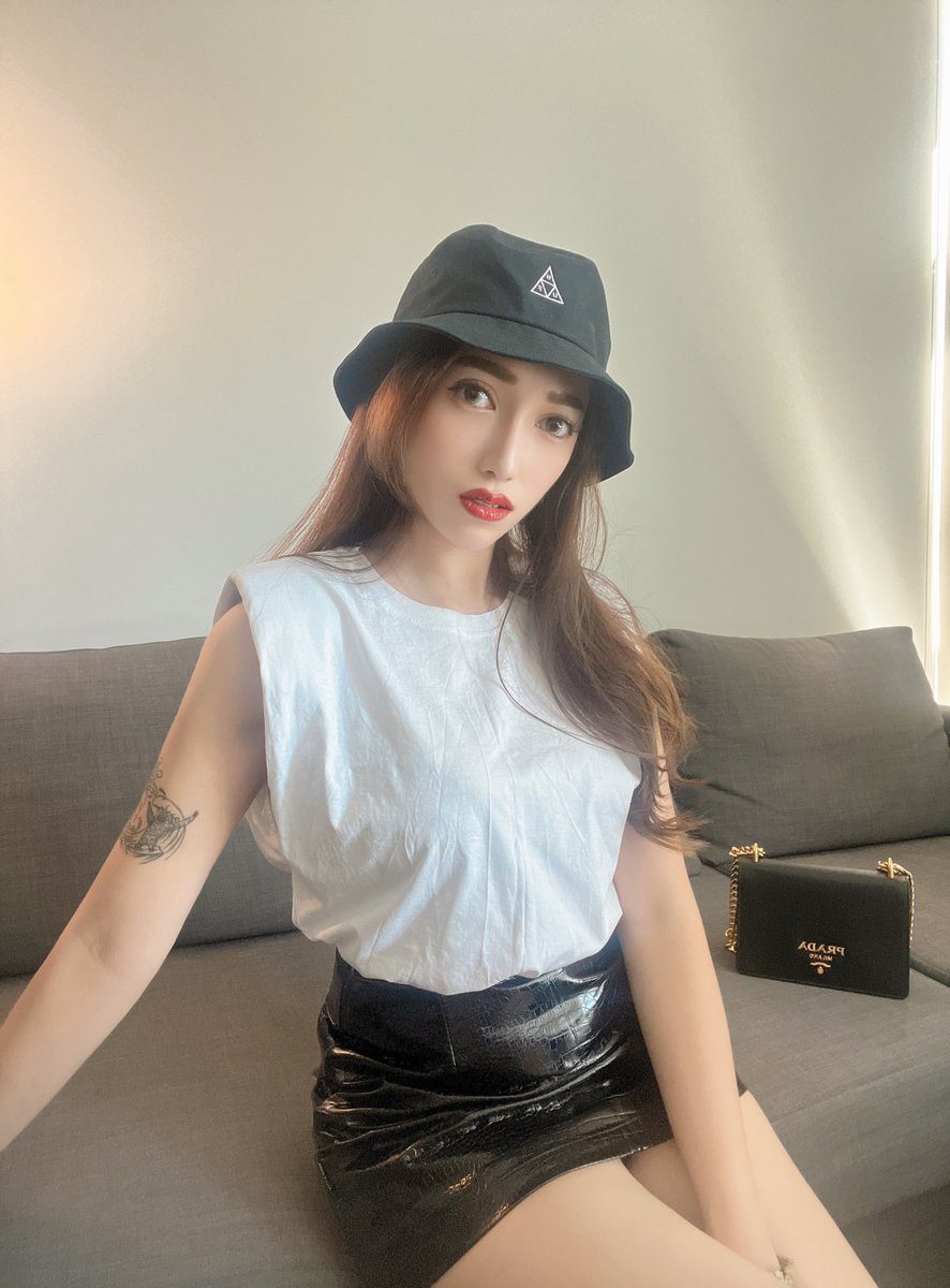 Trendy_Jenny's tweet image. Sleeveless Loose Fit Padded Top🍀
The padded shoulder design not only adds a touch of fashion, but also creates a retro and trendy style～
This top comes in three colors. ✨
#paddedtop #versatile #summerstyle #lifestyle #dailyoutfit #fashiontrends #top #canada #toronto #vancouver