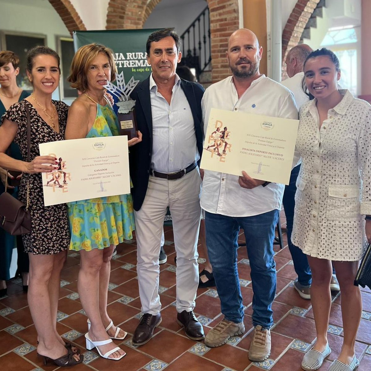 El Club Padel Solidario <a href="/AlcerCaceres/">ALCER Cáceres</a> ha recibido hoy, en la XIX Edición de los 🌾𝗣𝗿𝗲𝗺𝗶𝗼𝘀 𝗘𝘀𝗽𝗶𝗴𝗮🌾 de <a href="/CajaRuralEx/">CajaRuralExtremadura</a> , el ❞𝙋𝙧𝙚𝙢𝙞𝙤 𝙖𝙡 𝘿𝙚𝙥𝙤𝙧𝙩𝙚 𝙄𝙣𝙘𝙡𝙪𝙨𝙞𝙫𝙤❞.

Estamos muy felices
, y solo podemos decir 𝗚𝗥𝗔𝗖𝗜𝗔𝗦 𝗗𝗘 𝗖𝗢𝗥𝗔𝗭𝗢́𝗡 💚🌾