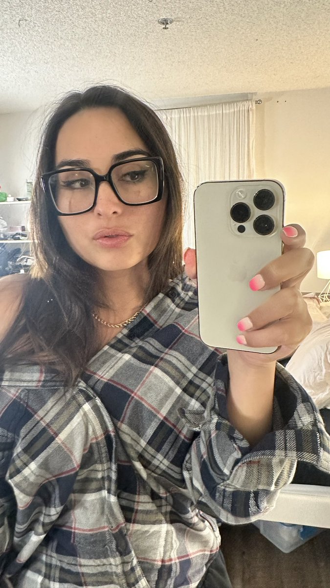 Ember Fiéra on Twitter "I look like a nerd when I wear my glasses 🤓"