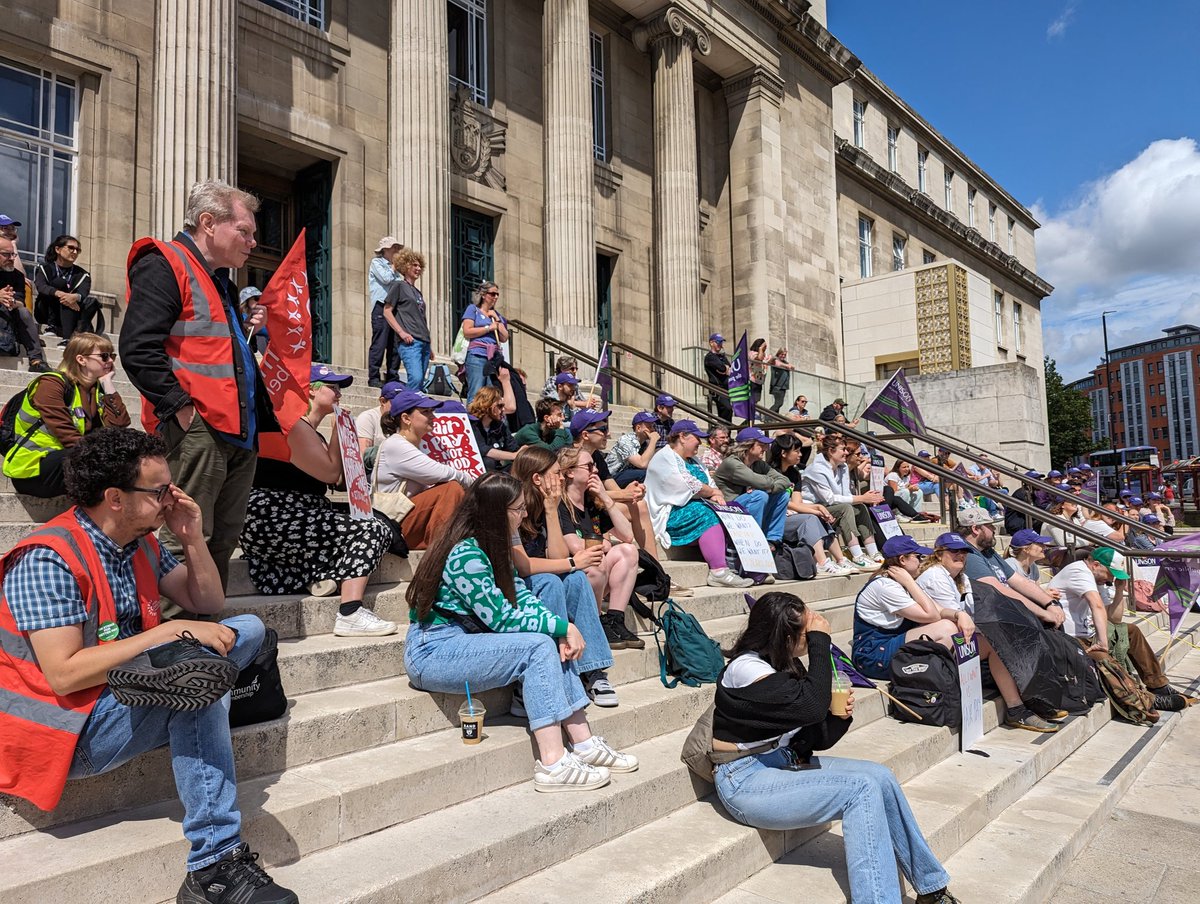 ✊✊✊Supporting Unison members at University of Leeds on the 42nd day of strike action over pay

👉👉👉Read our report on the latest in their strike here - leedssocialistparty.wordpress.com/2023/07/13/uni…

#leeds #unison #leedsuni