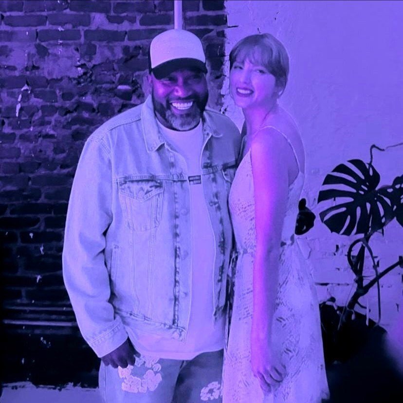 ev3rhaze's tweet photo. assuming tayvoodoo comes  into play, we can infer that taylor WON the uno match just based off of her mother magic and luck. which is why her ass is so goddamn happy in these pictures (besides being high as hell) https://t.co/J9EIxCdO69