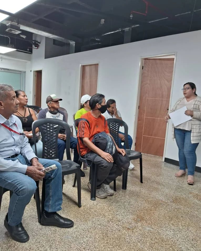 RC5Venezuela's tweet photo. Desde nuestra sede del partido @RC5Oficial en Caracas, en jornadas permanentes de inscripción y orientaciones sobre cómo realizar el Voto Telemático de cara al #20Agosto.

Hoy son voceros de la comunidad ecuatoriana en Venezuela, que se suman al #ResurgirDeLaPatria. 
🇪🇨💙 https://t.co/eyQ7TaDOXG
