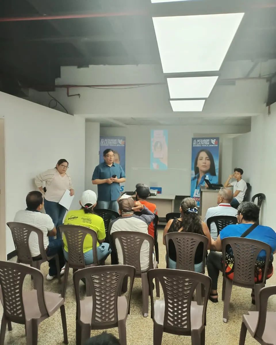 RC5Venezuela's tweet photo. Desde nuestra sede del partido @RC5Oficial en Caracas, en jornadas permanentes de inscripción y orientaciones sobre cómo realizar el Voto Telemático de cara al #20Agosto.

Hoy son voceros de la comunidad ecuatoriana en Venezuela, que se suman al #ResurgirDeLaPatria. 
🇪🇨💙 https://t.co/eyQ7TaDOXG