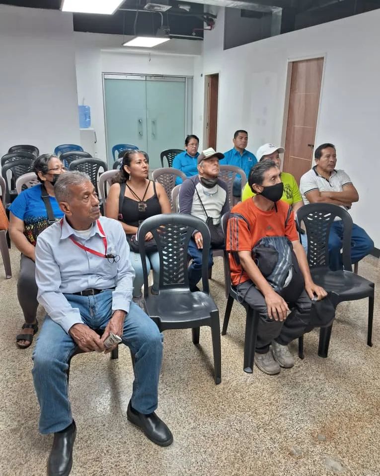 RC5Venezuela's tweet photo. Desde nuestra sede del partido @RC5Oficial en Caracas, en jornadas permanentes de inscripción y orientaciones sobre cómo realizar el Voto Telemático de cara al #20Agosto.

Hoy son voceros de la comunidad ecuatoriana en Venezuela, que se suman al #ResurgirDeLaPatria. 
🇪🇨💙 https://t.co/eyQ7TaDOXG