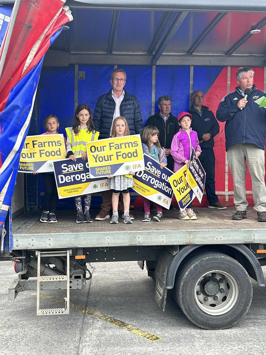 AlanJagoe_Macra's tweet photo. Over 2000 farmers gathered in Bandon tonight in support of the @IFAmedia #250derrogation rally. Farmers from all sectors standing beside each other. Massive support from agri sector and all associated businesses. Great support from politicians also https://t.co/qoNNl3EG5b