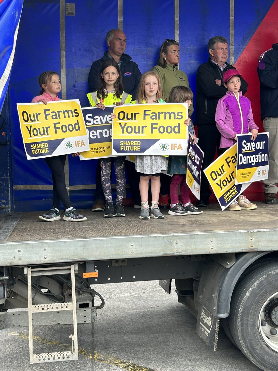 AlanJagoe_Macra's tweet photo. Over 2000 farmers gathered in Bandon tonight in support of the @IFAmedia #250derrogation rally. Farmers from all sectors standing beside each other. Massive support from agri sector and all associated businesses. Great support from politicians also https://t.co/qoNNl3EG5b