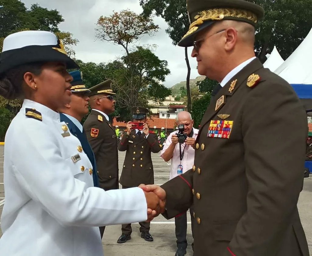 ServiciosMPPDVe's tweet photo. Hoy nuestro Sistema de Salud Militar se honró al realizar la Graduación de 390 Oficiales Asimilados,Técnicos y Tropa Profesional de la IV Cohorte del Curso Especial y Extraordinario de Formación en Ciencias de la Salud de la Fuerza Armada Nacional Bolivariana #UniónRevolucionaria https://t.co/3T8dAlDiwd