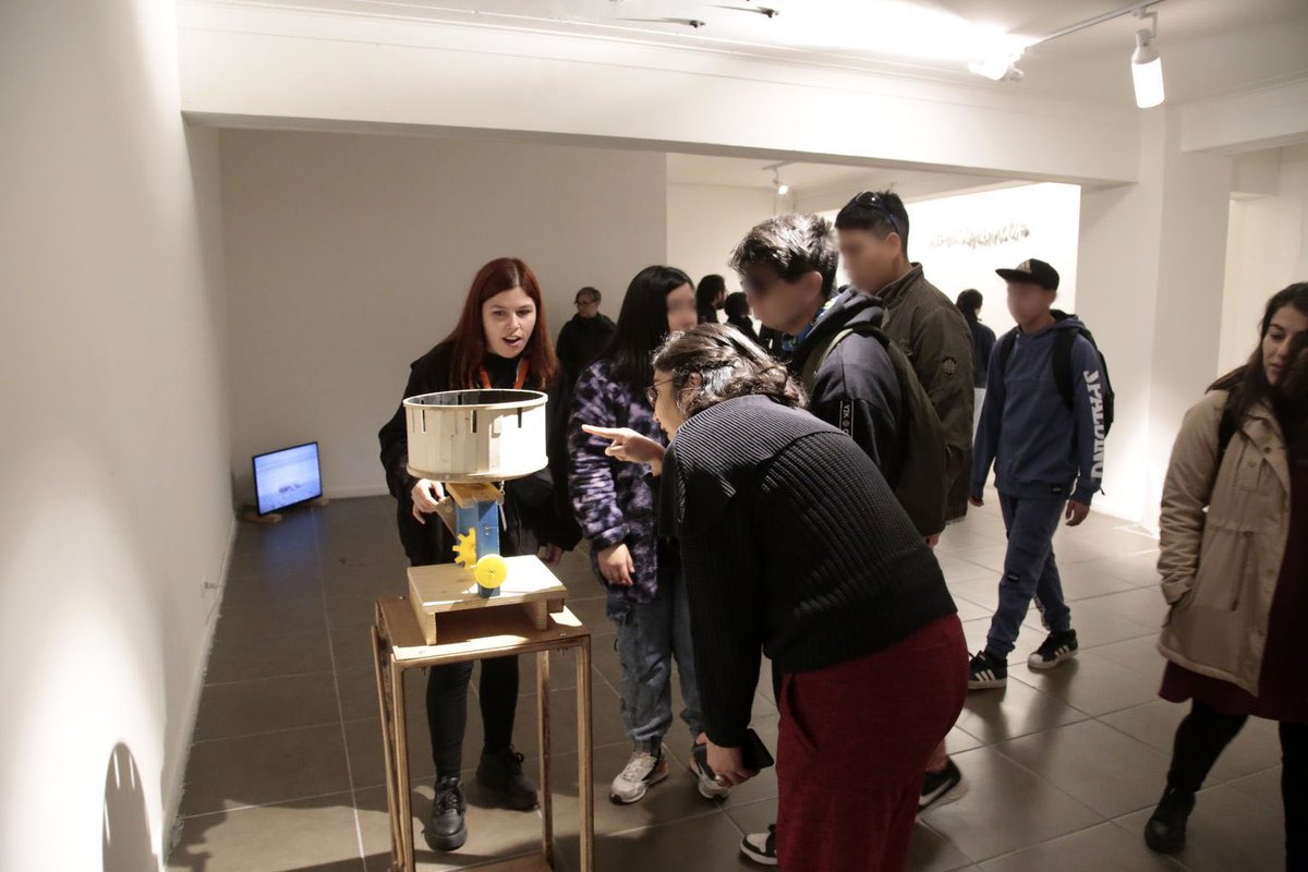 balm_artejoven's tweet image. ⭐ Un poquito más tarde, recibimos a les chiques de la Residencia Familiar San Miguel, Mejor Niñez, quienes pudieron disfrutar de una visita mediada en compañía de Ignacia Heredia e Ismael Sepulveda, parte de les artistas de la exposición #LAB2 “El muro es lava”. 🌋