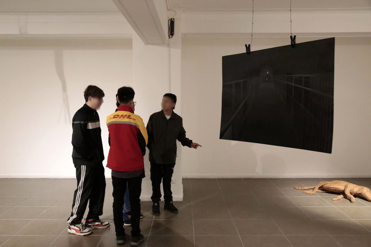 balm_artejoven's tweet image. ⭐ Un poquito más tarde, recibimos a les chiques de la Residencia Familiar San Miguel, Mejor Niñez, quienes pudieron disfrutar de una visita mediada en compañía de Ignacia Heredia e Ismael Sepulveda, parte de les artistas de la exposición #LAB2 “El muro es lava”. 🌋