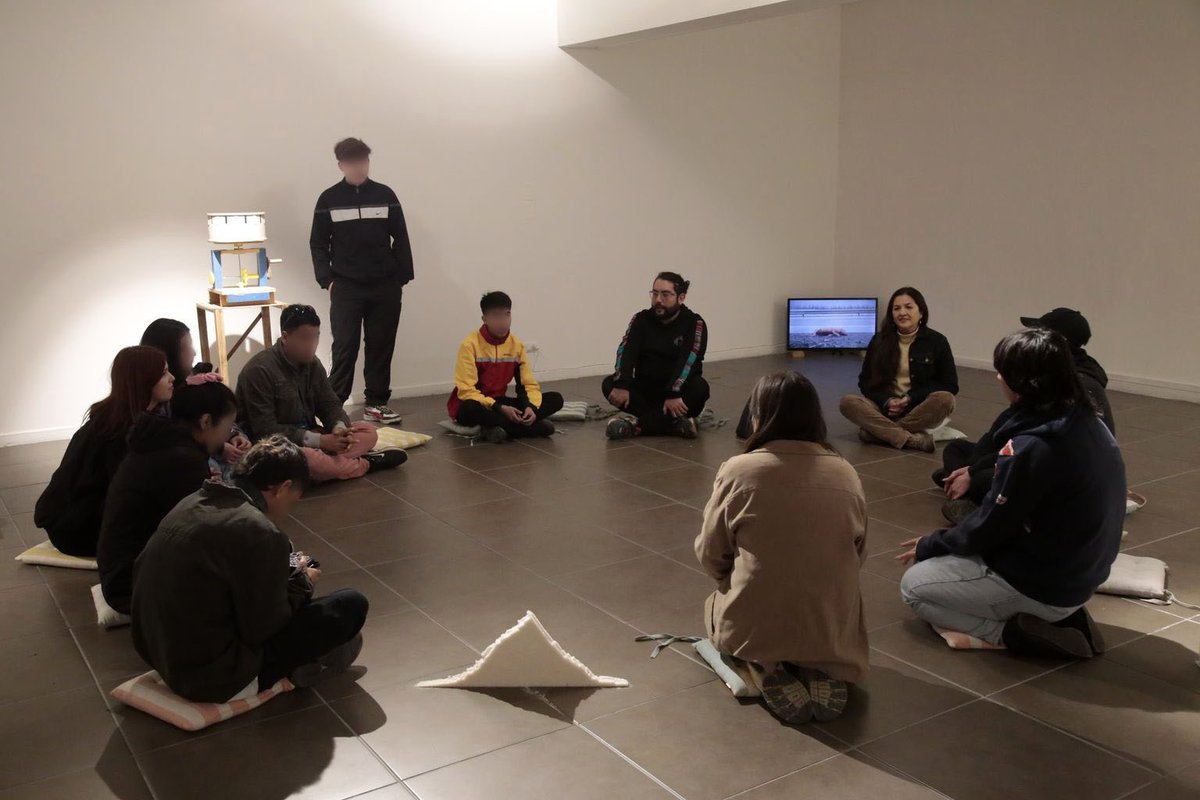 balm_artejoven's tweet image. ⭐ Un poquito más tarde, recibimos a les chiques de la Residencia Familiar San Miguel, Mejor Niñez, quienes pudieron disfrutar de una visita mediada en compañía de Ignacia Heredia e Ismael Sepulveda, parte de les artistas de la exposición #LAB2 “El muro es lava”. 🌋