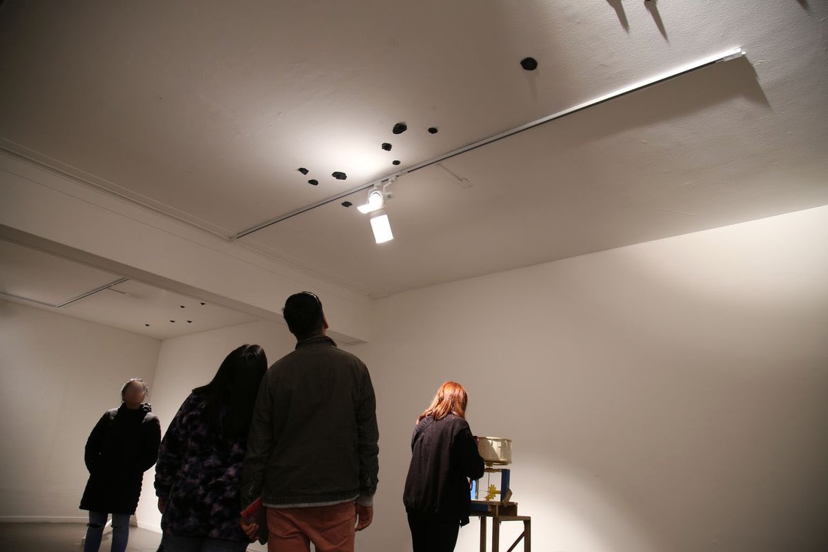 balm_artejoven's tweet image. ⭐ Un poquito más tarde, recibimos a les chiques de la Residencia Familiar San Miguel, Mejor Niñez, quienes pudieron disfrutar de una visita mediada en compañía de Ignacia Heredia e Ismael Sepulveda, parte de les artistas de la exposición #LAB2 “El muro es lava”. 🌋