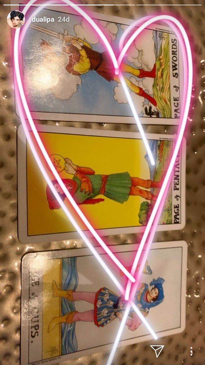 Hilo de famosos y sus practicas esotéricas:

Dua Lipa: Le encanta leer el Tarot, de hecho cuando está en el estudio grabando se toma sus breaks para hacerse una lectura rápida.